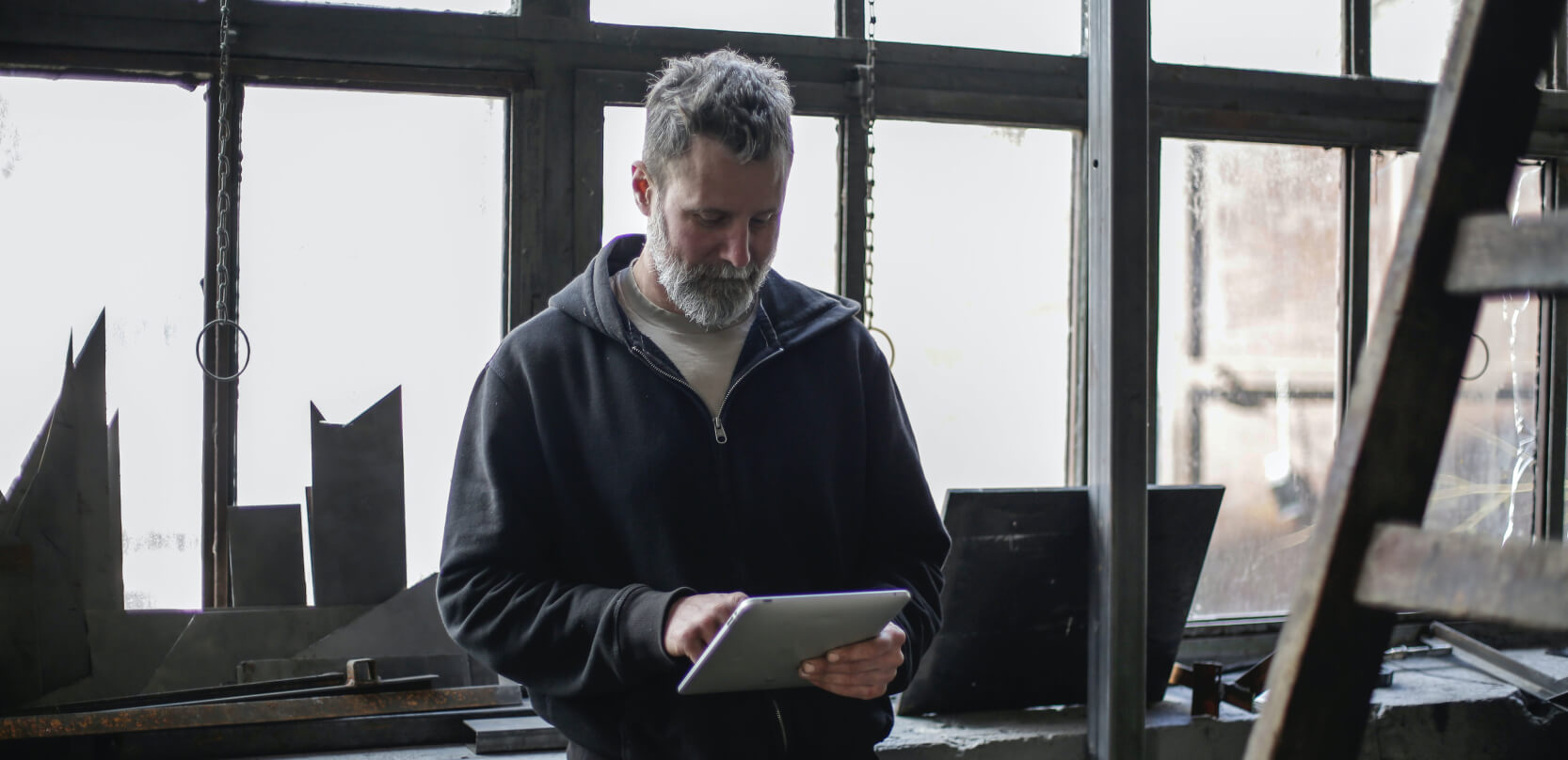 Stockphoto of a person using an iPad